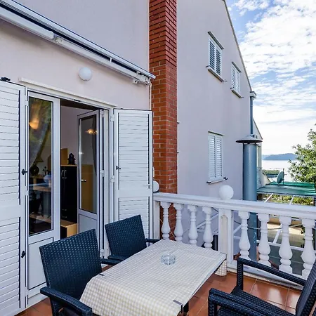 Gostinjska kuća & Katarina Slano