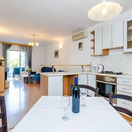 Gostinjska kuća & Katarina Slano